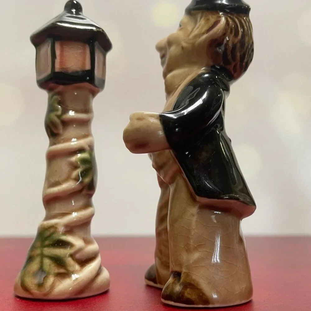 Vintage 1940s/1950s Man with Lamppost Salt & Pepper Shaker – Made in Japan